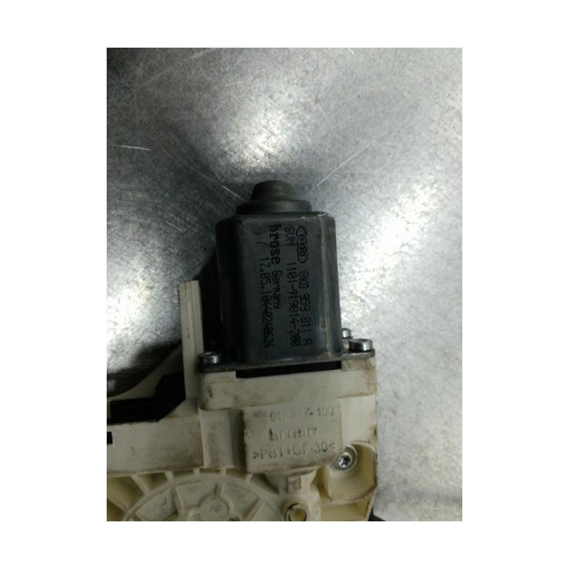 Leve vitre electrique arriere gauche AUDI A4 3 Photo n°1
