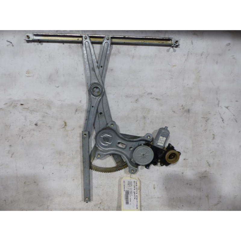 Leve vitre electrique arriere gauche TOYOTA COROLLA VERSO 2 Photo n°1