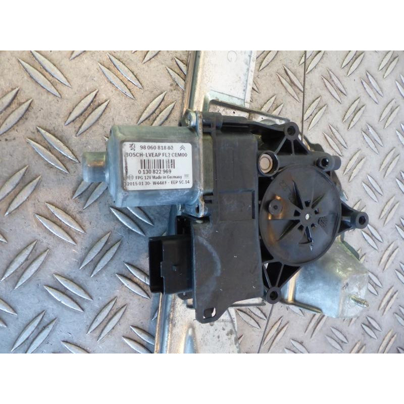 Leve vitre electrique avant gauche PEUGEOT 208 1 Photo n°1