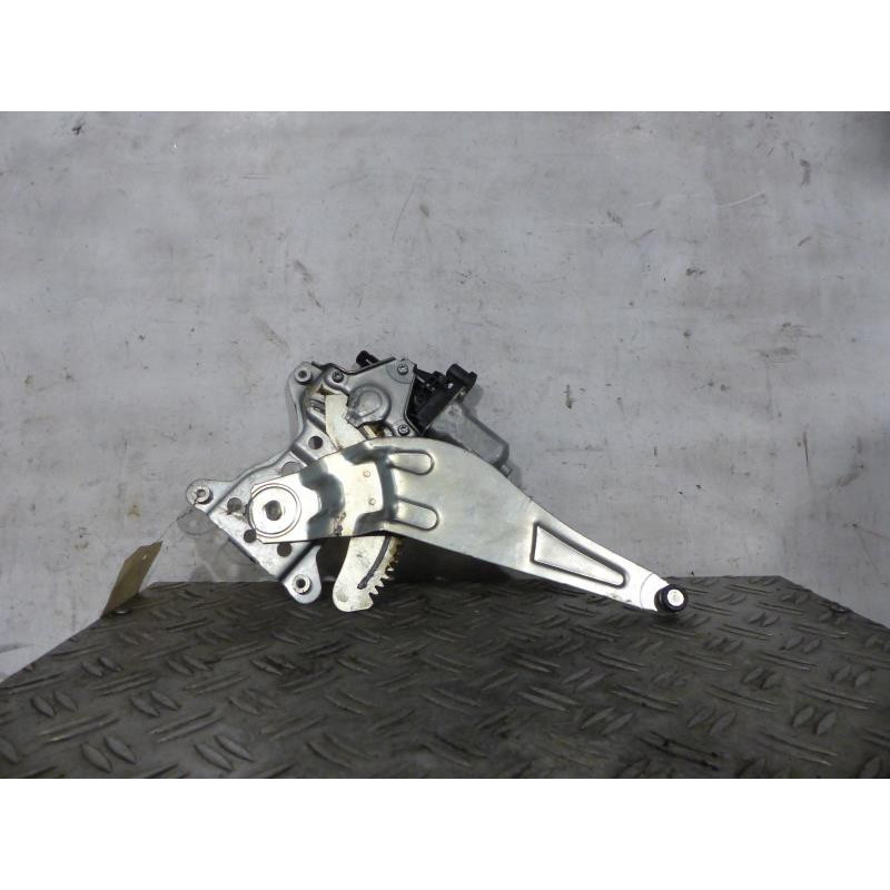 Leve vitre electrique arriere droit SUZUKI SWIFT 3 Photo n°1