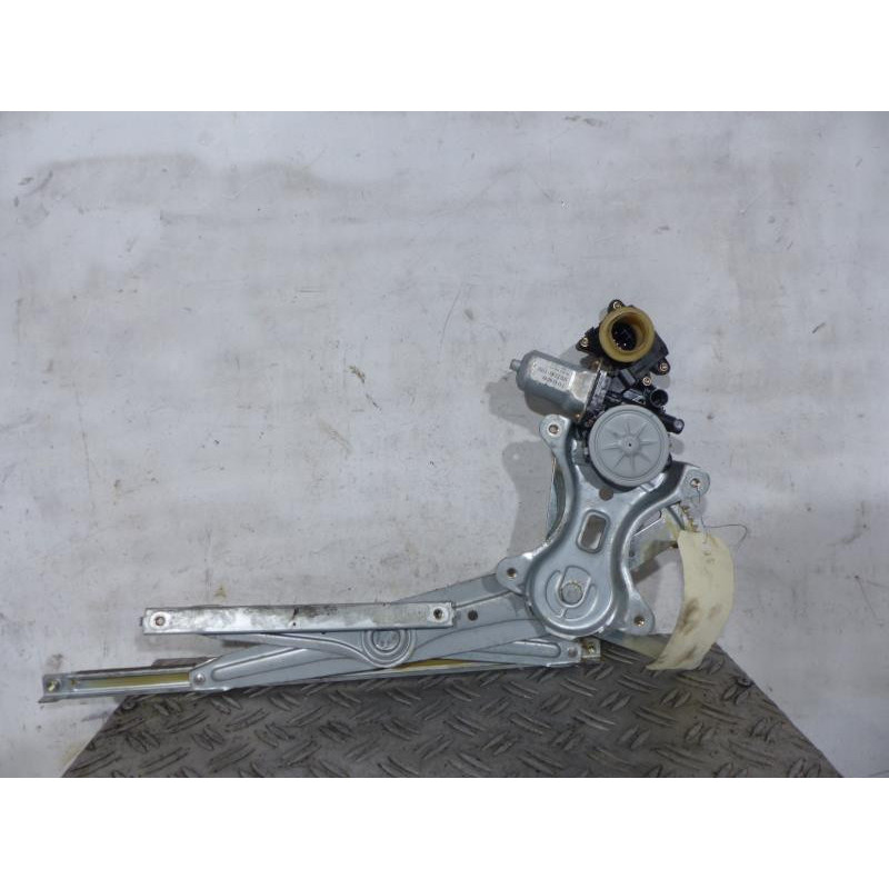 Leve vitre electrique arriere gauche TOYOTA COROLLA VERSO 2 Photo n°1