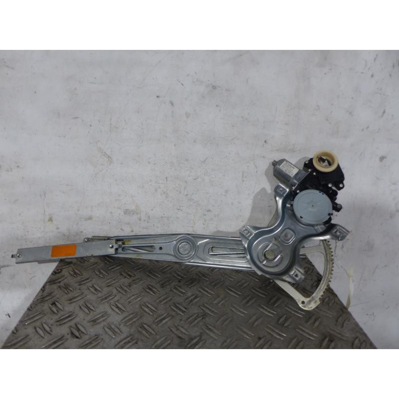 Leve vitre electrique avant gauche TOYOTA YARIS 2 Photo n°1