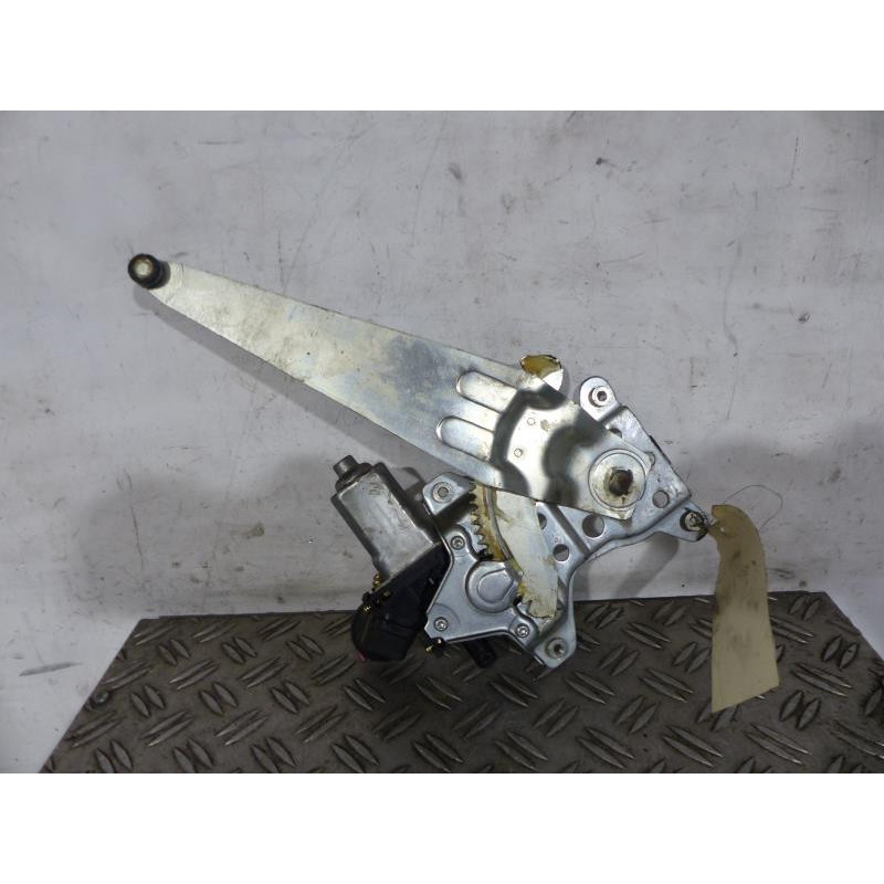 Leve vitre electrique arriere droit TOYOTA COROLLA VERSO 1 Photo n°1