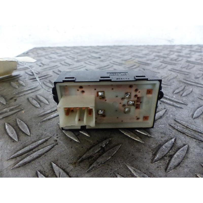 Interrupteur de leve vitre arriere gauche KIA SOUL 2 Photo n°1