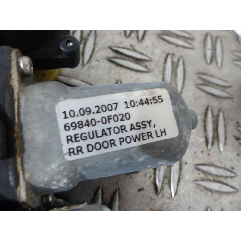 Leve vitre electrique arriere gauche TOYOTA COROLLA VERSO 2 Photo n°1