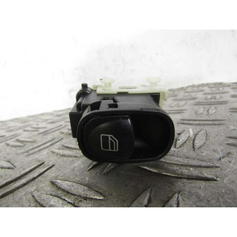 Interrupteur de leve vitre arriere droit MERCEDES CLASSE C 203 Photo n°1