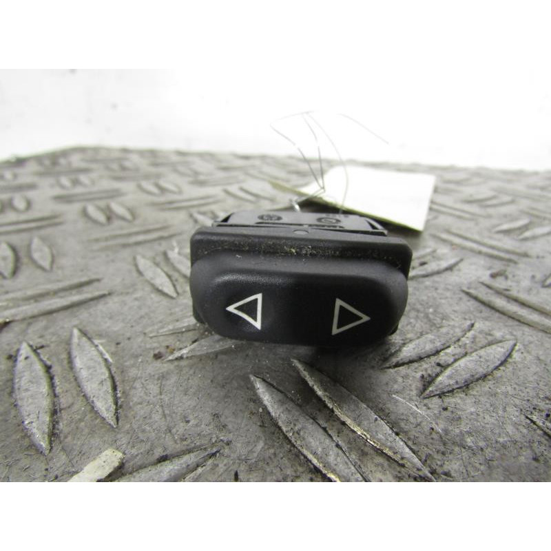 Interrupteur de leve vitre arriere gauche PEUGEOT 306 Photo n°1