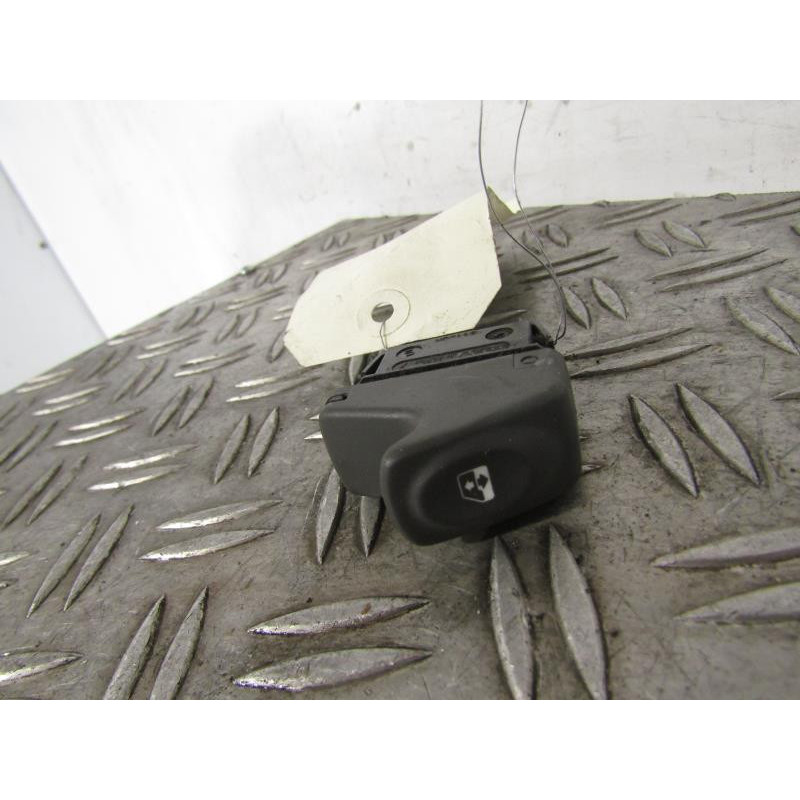 Interrupteur de leve vitre arriere droit RENAULT SCENIC 1 Photo n°1