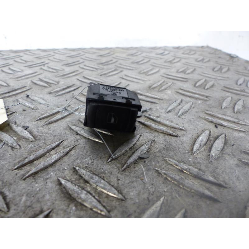 Interrupteur de leve vitre avant droit VOLKSWAGEN GOLF 4 Photo n°1