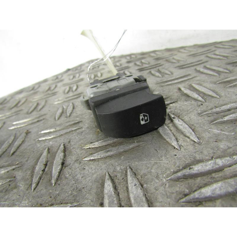 Interrupteur de leve vitre avant droit RENAULT CLIO 3 Photo n°1