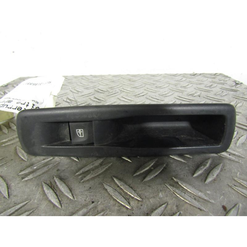 Interrupteur de leve vitre arriere droit RENAULT MEGANE 3 Photo n°1