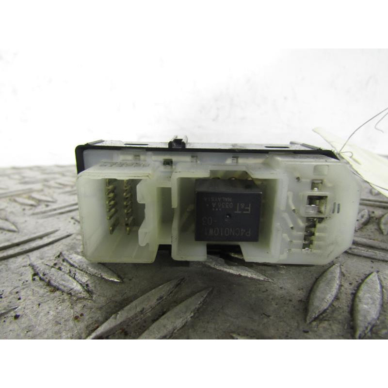 Interrupteur de leve vitre arriere gauche TOYOTA AVENSIS VERSO Photo n°1