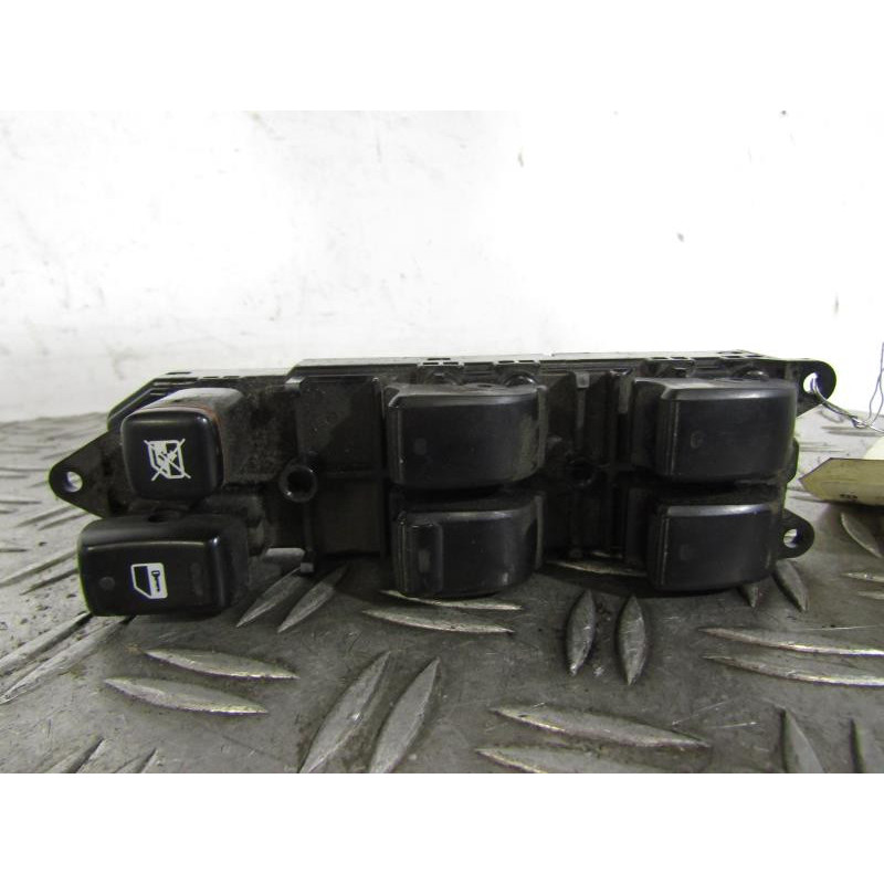 Interrupteur de leve vitre avant gauche TOYOTA AVENSIS VERSO Photo n°1