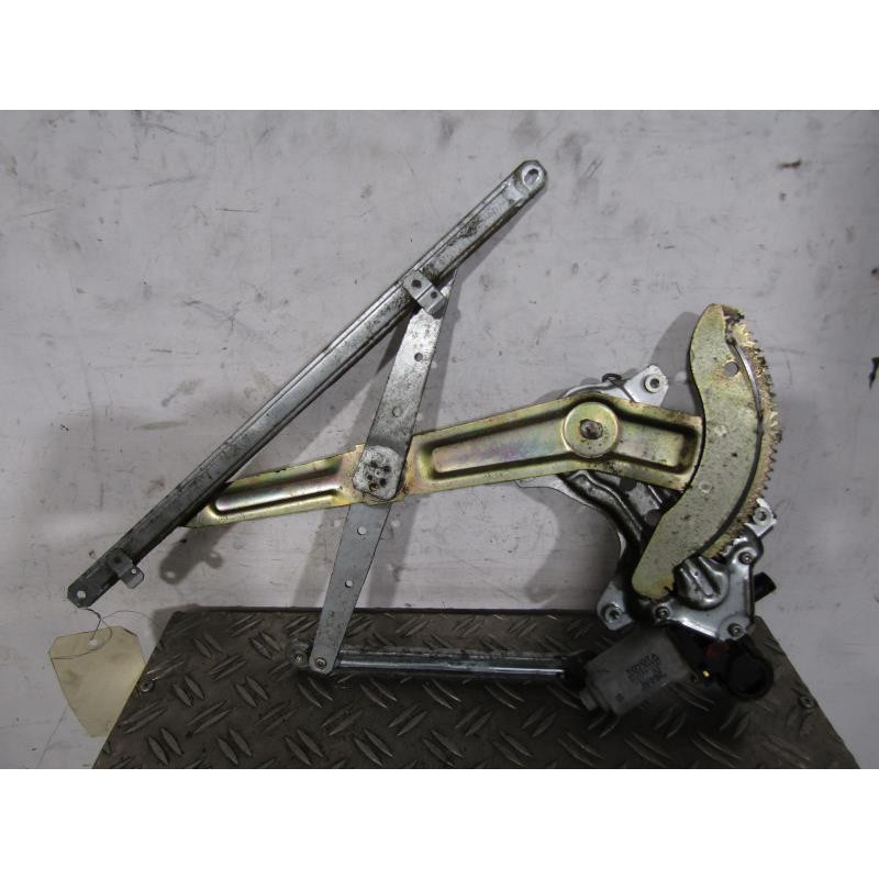 Leve vitre electrique arriere gauche TOYOTA AVENSIS VERSO Photo n°1