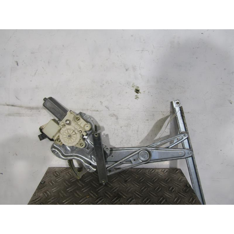 Leve vitre electrique avant droit TOYOTA AVENSIS 2 Photo n°1