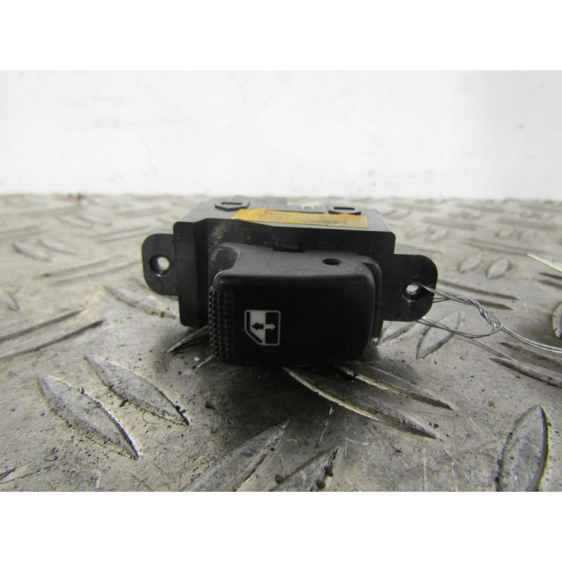 Interrupteur de leve vitre avant droit KIA RIO 2 Photo n°1