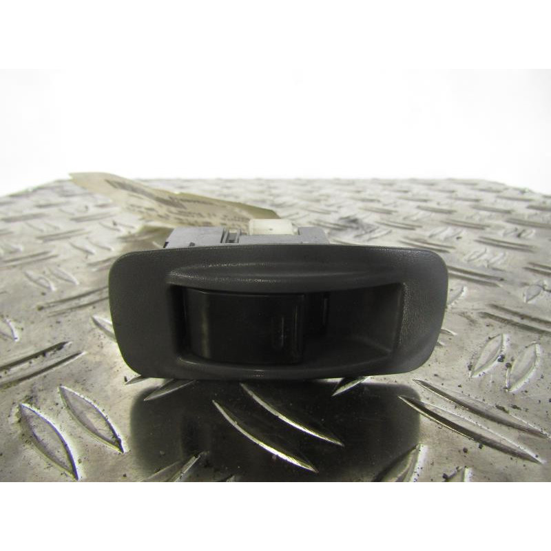 Interrupteur de leve vitre arriere gauche TOYOTA RAV4 2 Photo n°1