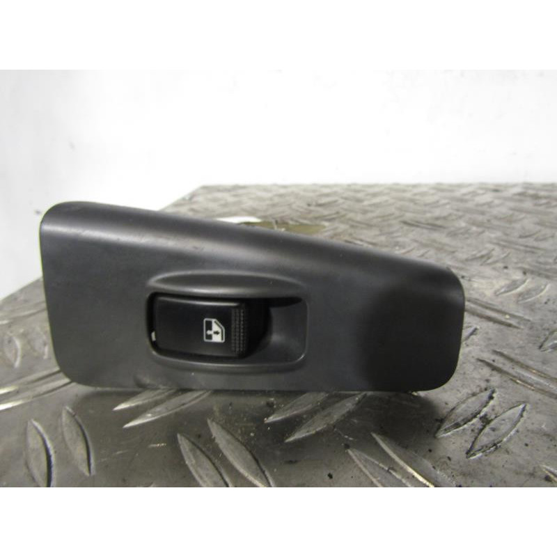 Interrupteur de leve vitre arriere droit KIA CERATO Photo n°1