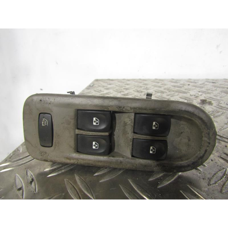 Interrupteur de leve vitre avant gauche RENAULT CLIO 3 Photo n°1