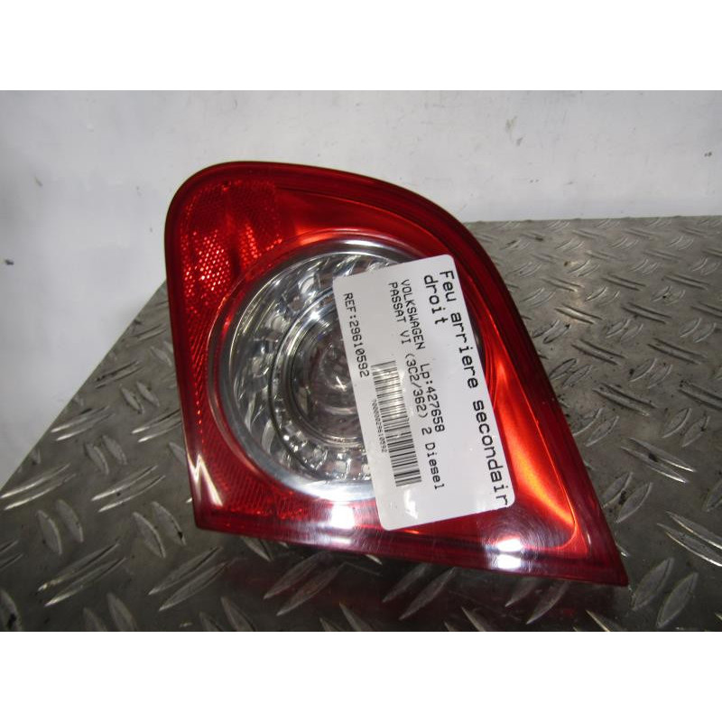 Feu arriere secondaire droit (feux) VOLKSWAGEN PASSAT 5 Photo n°1