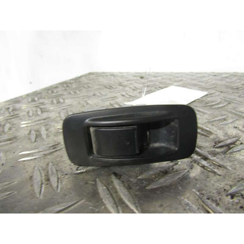 Interrupteur de leve vitre arriere gauche TOYOTA COROLLA VERSO 2 Photo n°1