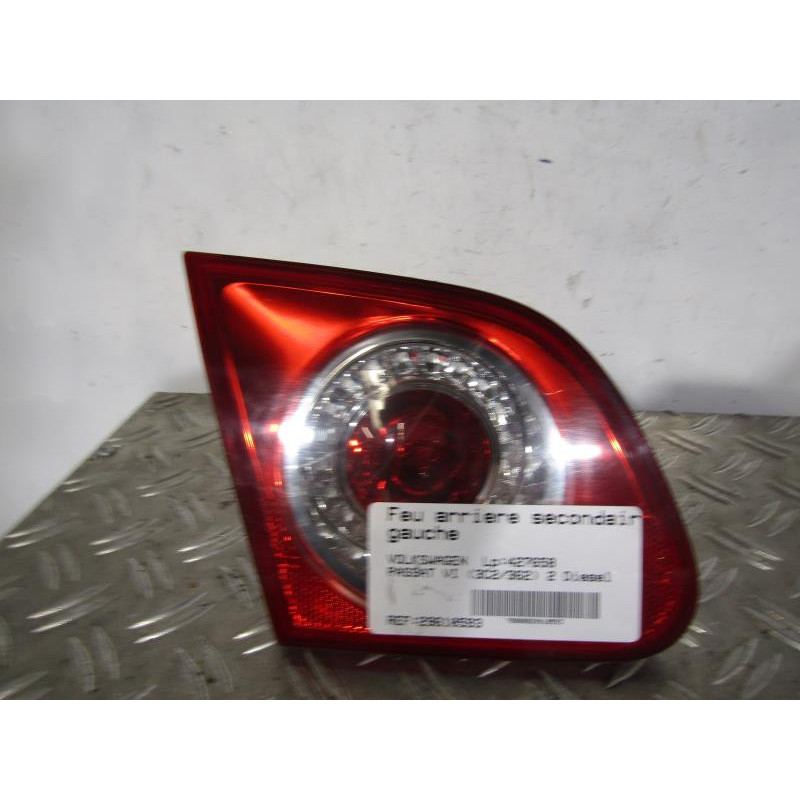 Feu arriere secondaire gauche (feux) VOLKSWAGEN PASSAT 5 Photo n°1