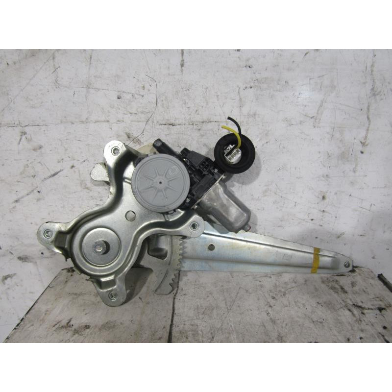 Leve vitre electrique arriere gauche TOYOTA URBAN CRUISER Photo n°1