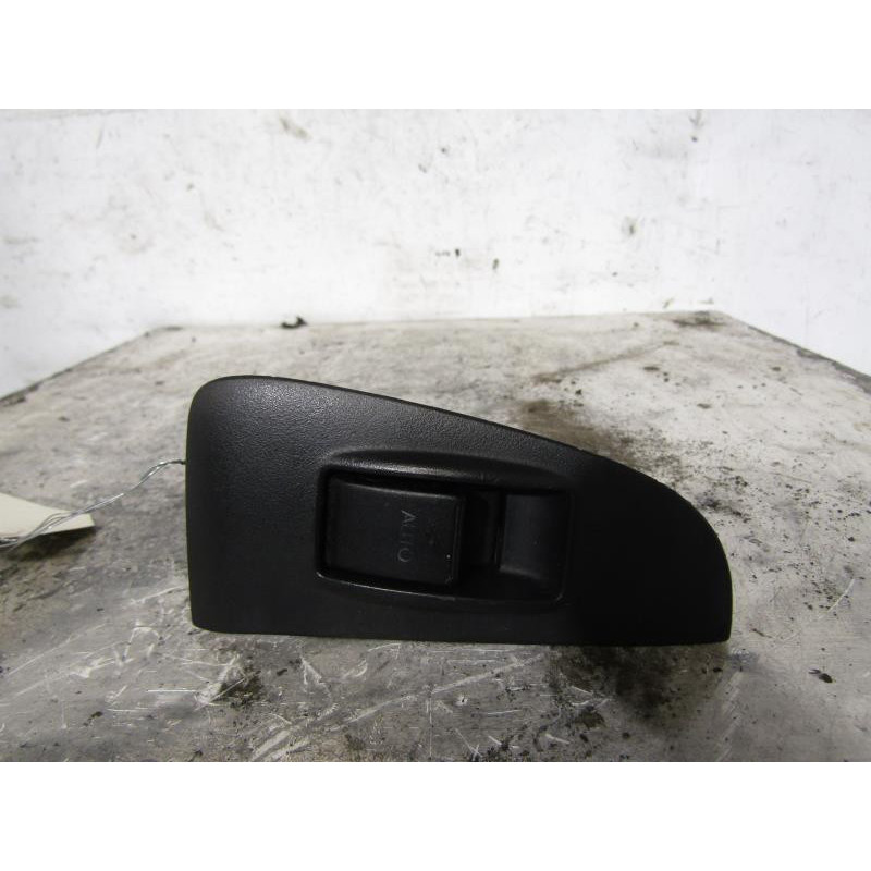 Interrupteur de leve vitre arriere droit TOYOTA AVENSIS 2 Photo n°1