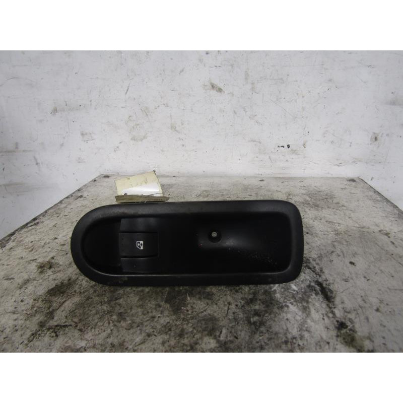 Interrupteur de leve vitre arriere droit RENAULT MEGANE 2 Photo n°1