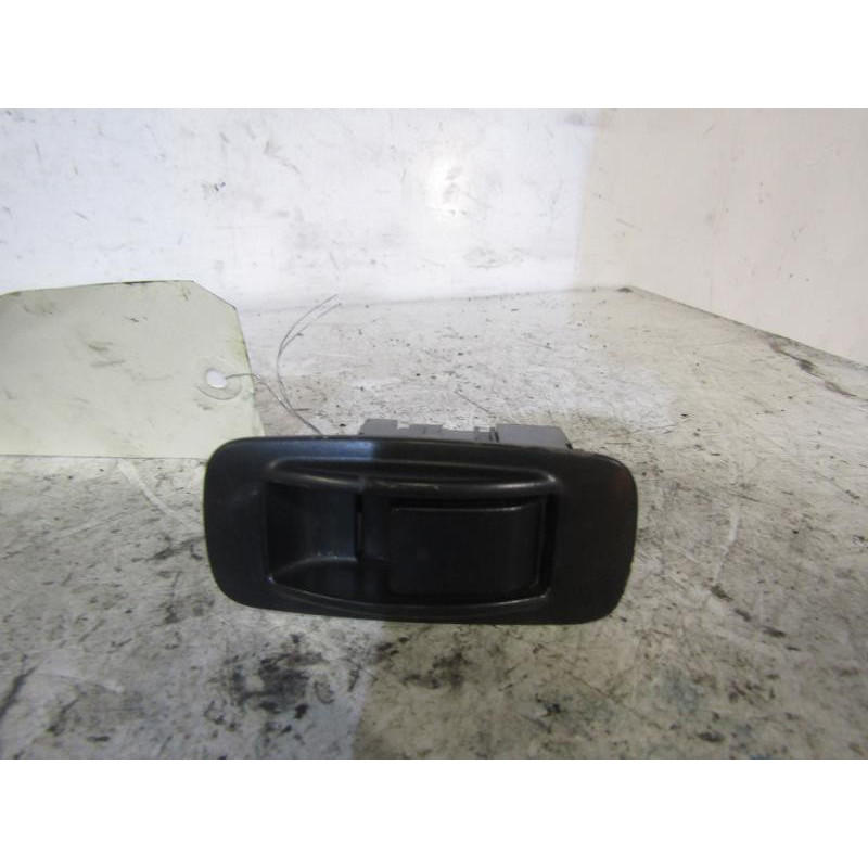 Interrupteur de leve vitre arriere droit TOYOTA COROLLA VERSO 2 Photo n°1