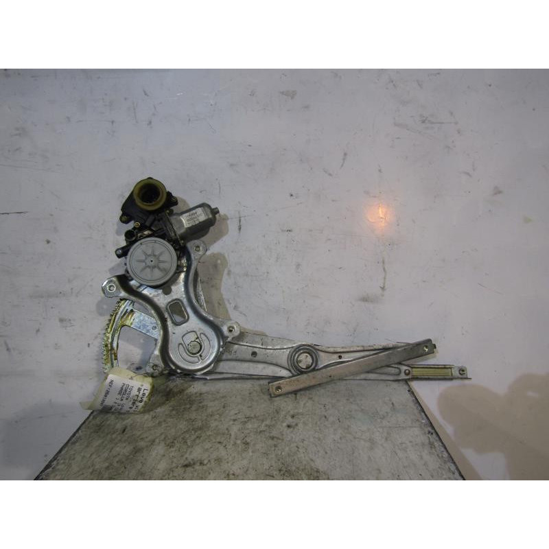 Leve vitre electrique arriere droit TOYOTA COROLLA VERSO 2 Photo n°1