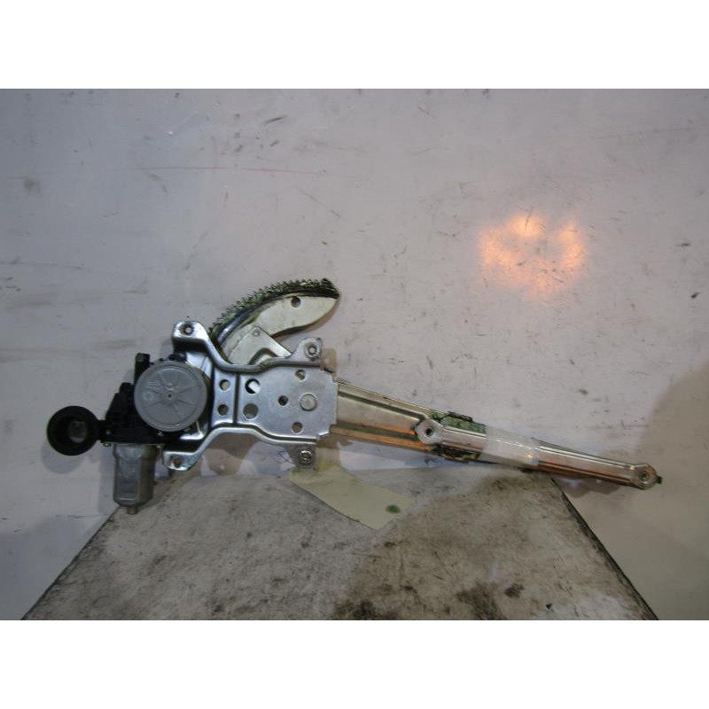 Leve vitre electrique avant gauche SUZUKI SWIFT 3 Photo n°1