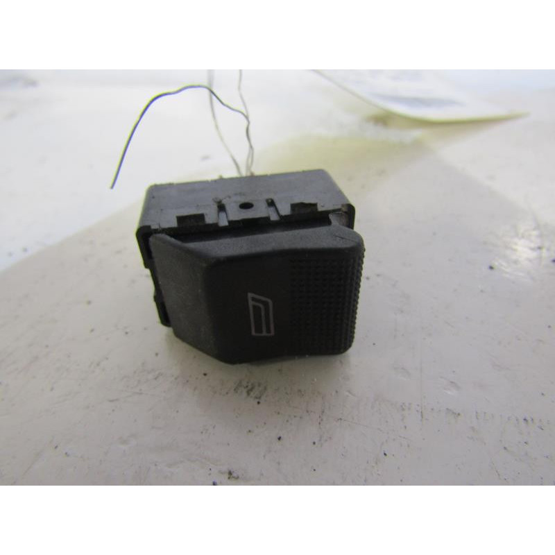 Interrupteur de leve vitre arriere gauche AUDI A4 1 Photo n°1