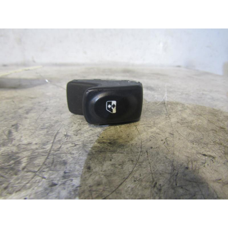 Interrupteur de leve vitre avant droit RENAULT CLIO 2 Photo n°1