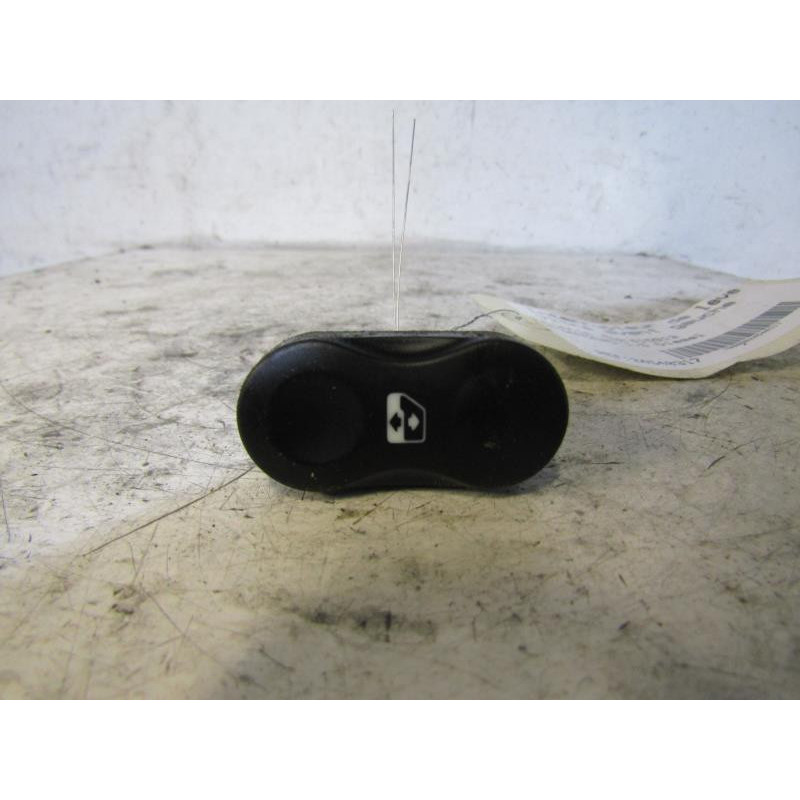 Interrupteur de leve vitre avant gauche DACIA SANDERO 1 Photo n°1