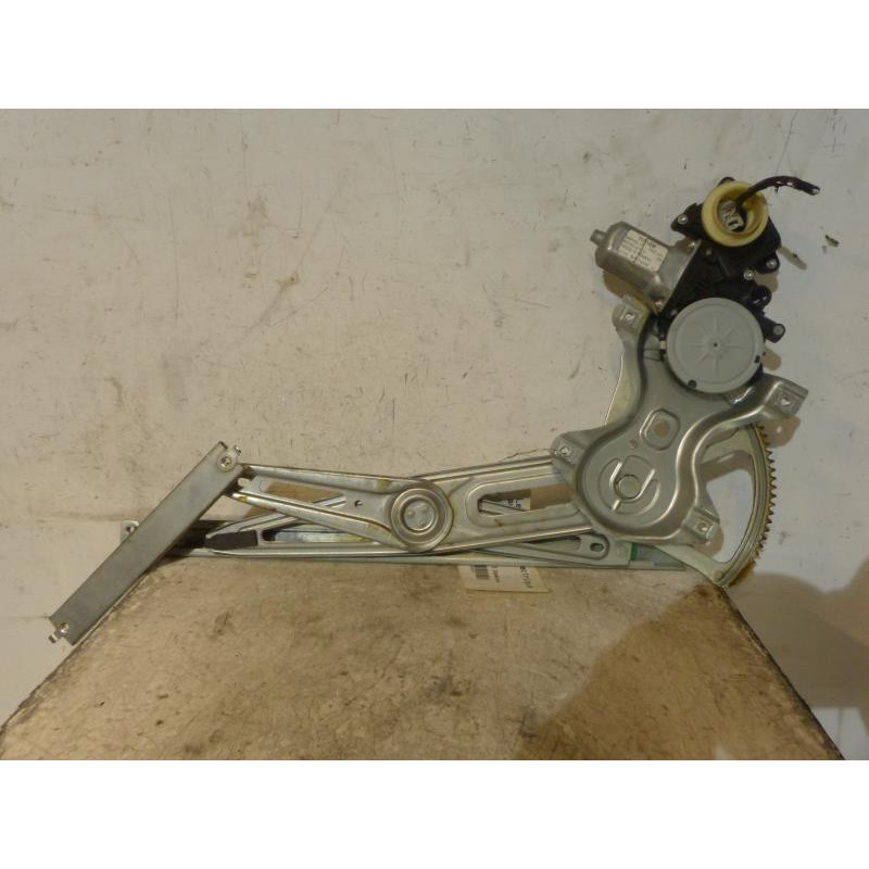 Leve vitre electrique avant gauche TOYOTA YARIS 2 Photo n°1