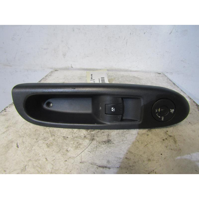 Interrupteur de leve vitre avant droit RENAULT CLIO 2 Photo n°1