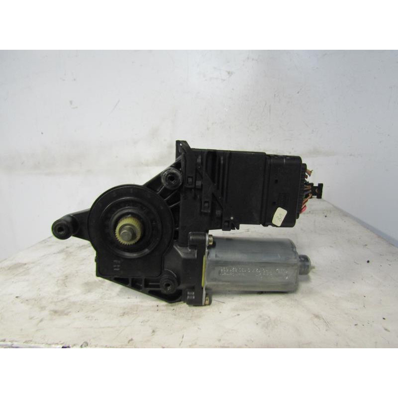 Leve vitre electrique arriere droit VOLKSWAGEN PASSAT 4 Photo n°1