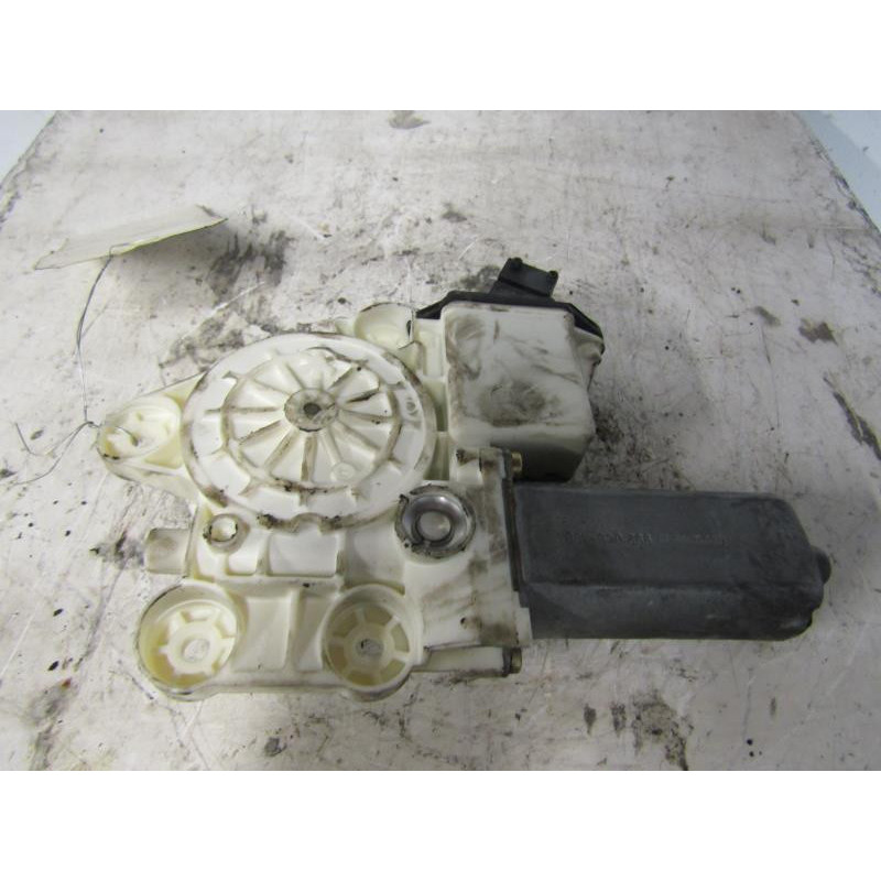 Leve vitre electrique avant droit TOYOTA COROLLA 10 Photo n°1