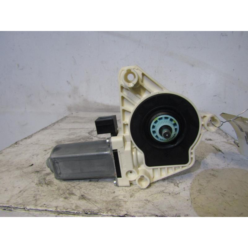 Leve vitre electrique avant gauche VOLKSWAGEN PASSAT 7 Photo n°1