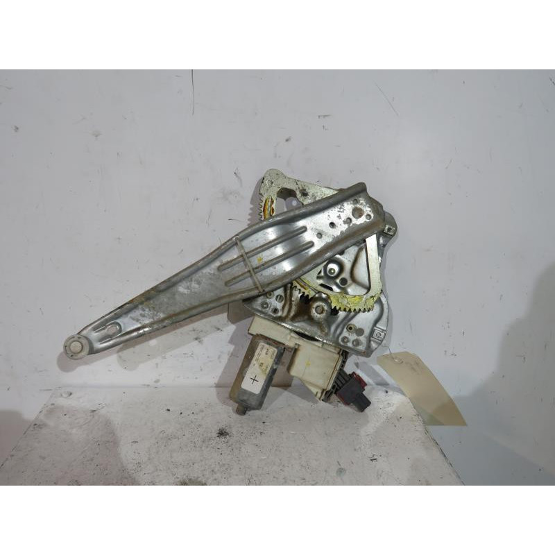 Leve vitre electrique arriere droit TOYOTA AVENSIS 2 Photo n°1