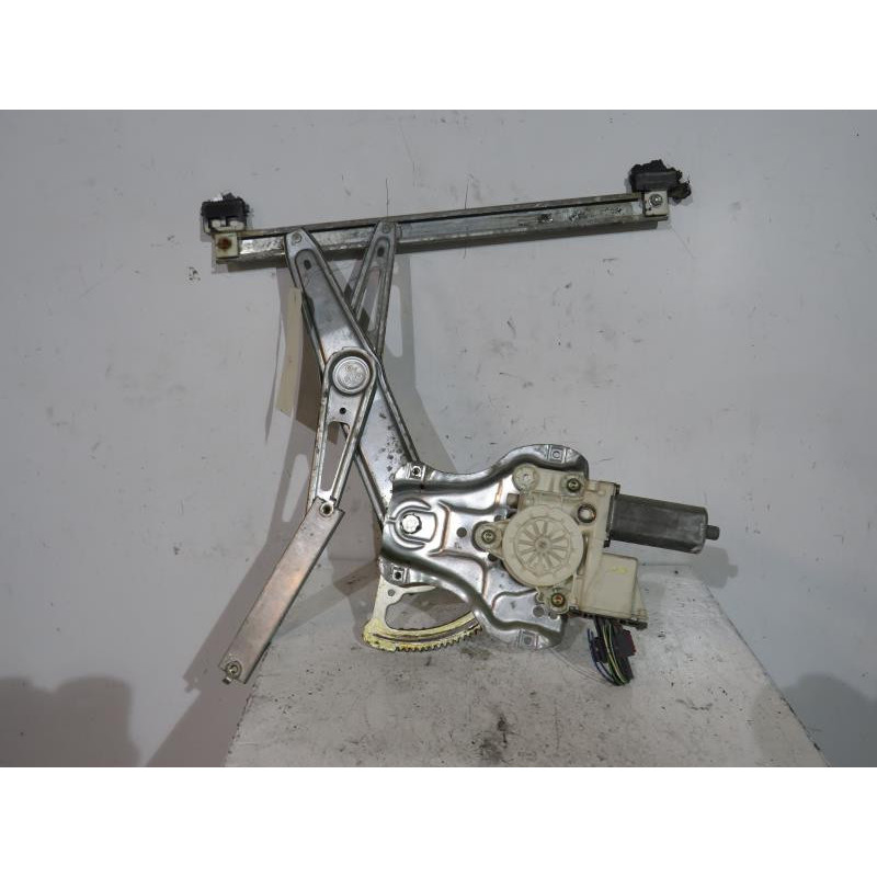 Leve vitre electrique arriere gauche TOYOTA AVENSIS 2 Photo n°1