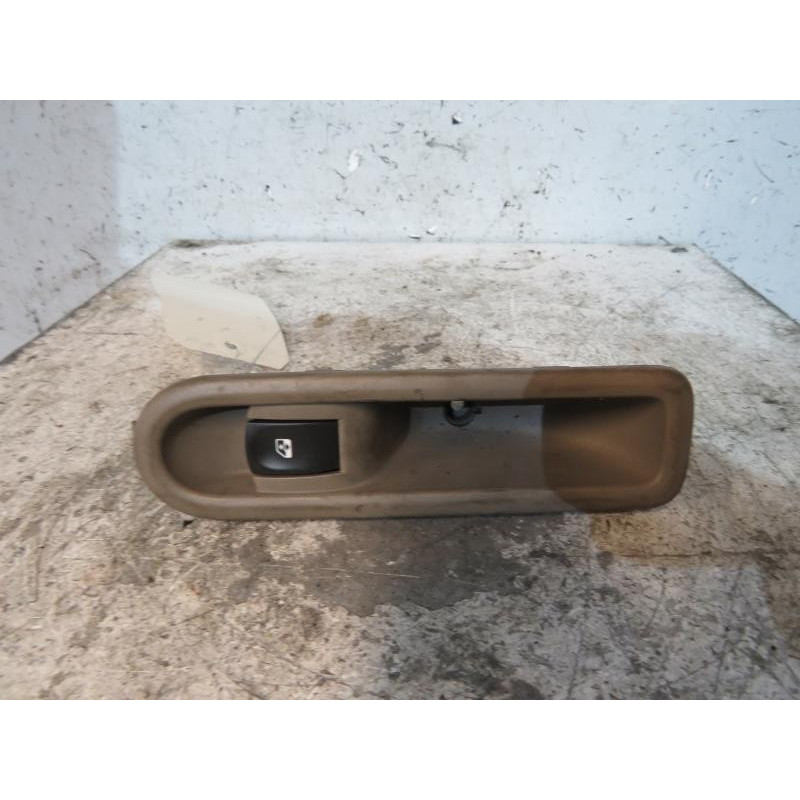 Interrupteur de leve vitre arriere gauche RENAULT CLIO 3 Photo n°1