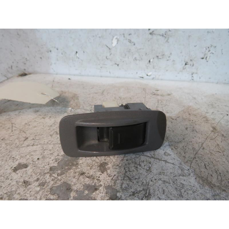 Interrupteur de leve vitre arriere droit TOYOTA RAV4 2 Photo n°1