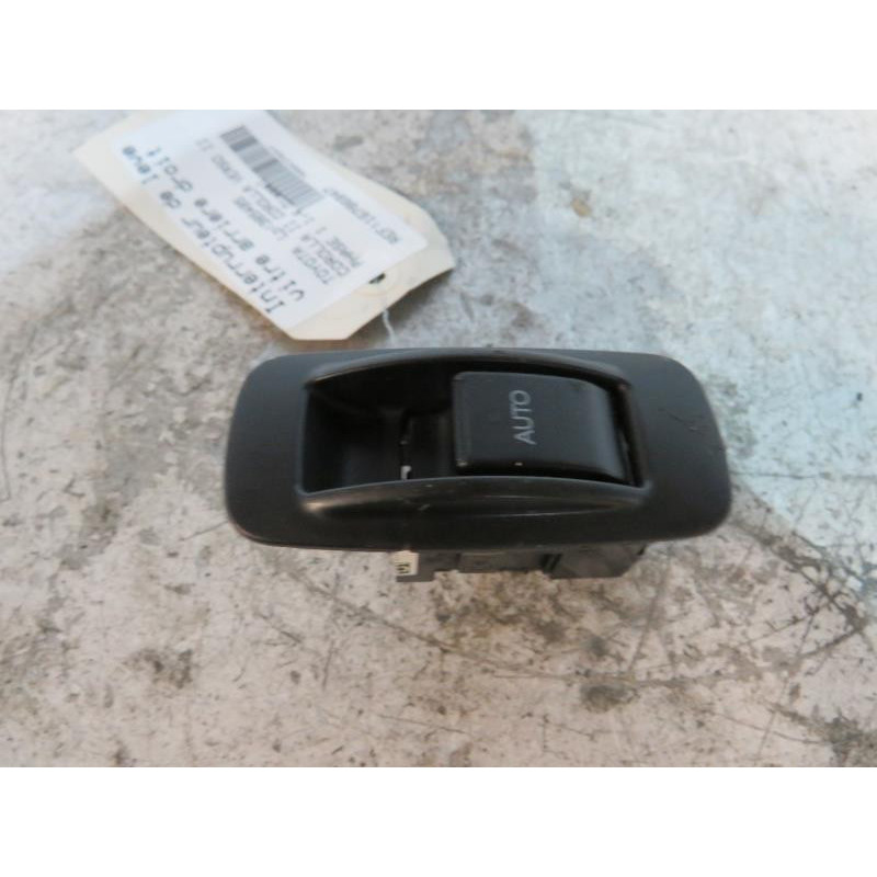 Interrupteur de leve vitre arriere droit TOYOTA COROLLA 10 Photo n°1
