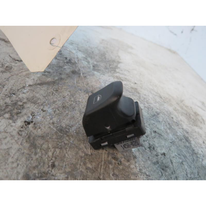 Interrupteur de leve vitre arriere droit AUDI A4 3 Photo n°1