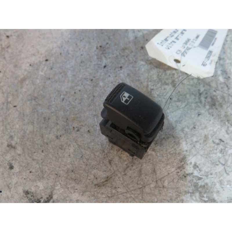 Interrupteur de leve vitre arriere droit KIA SPORTAGE 2 Photo n°1