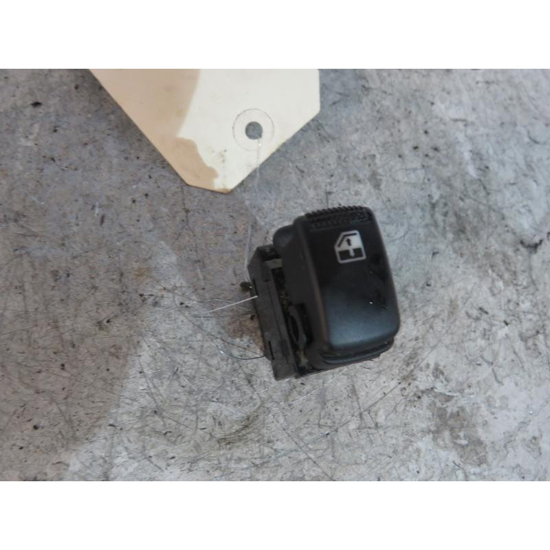 Interrupteur de leve vitre arriere gauche KIA SPORTAGE 2 Photo n°1