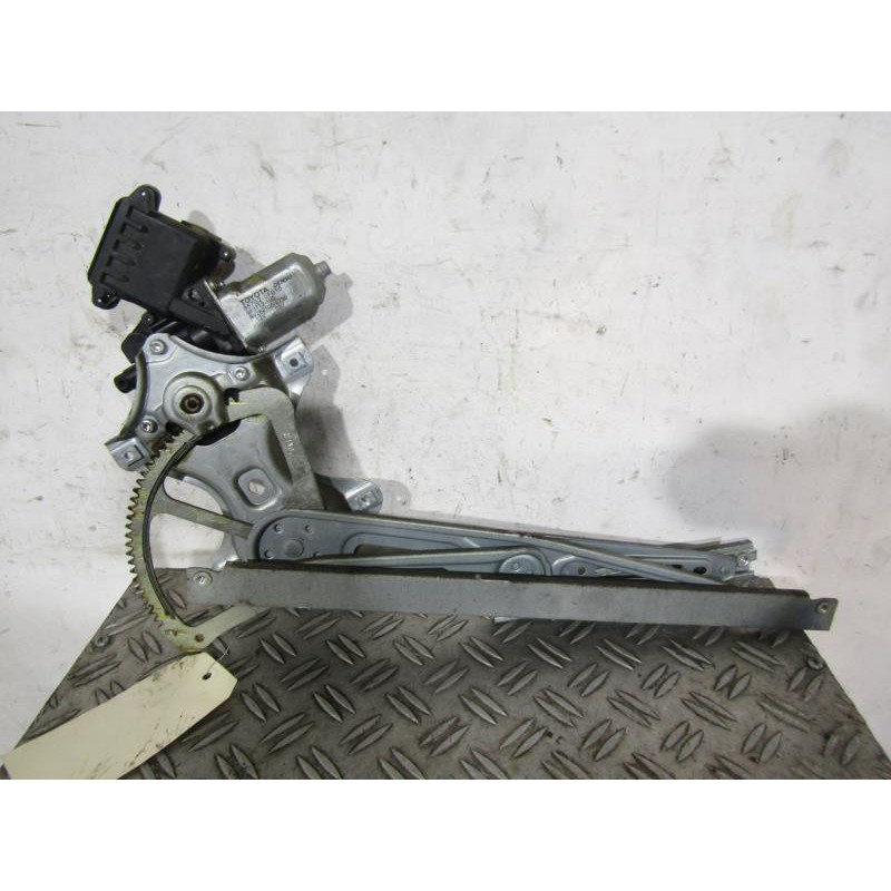 Leve vitre electrique avant gauche TOYOTA YARIS 2 Photo n°1