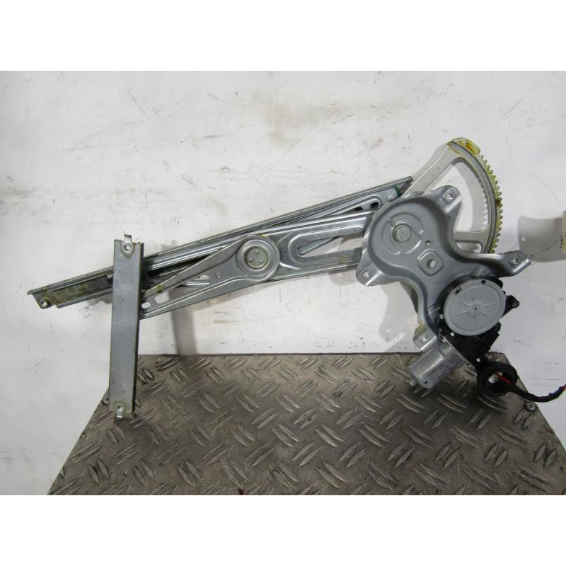 Leve vitre electrique avant droit TOYOTA YARIS 2 Photo n°1